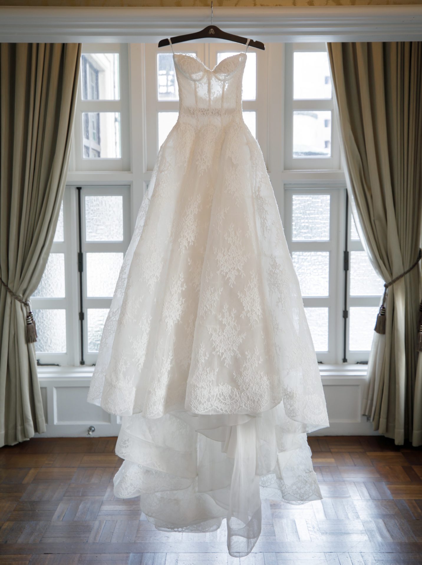 アメリカロサンゼルス発のブランド、モニークルイリエのウェディングドレスはお洒落な大人花嫁にも愛される繊細なレースが特徴のブランドです
