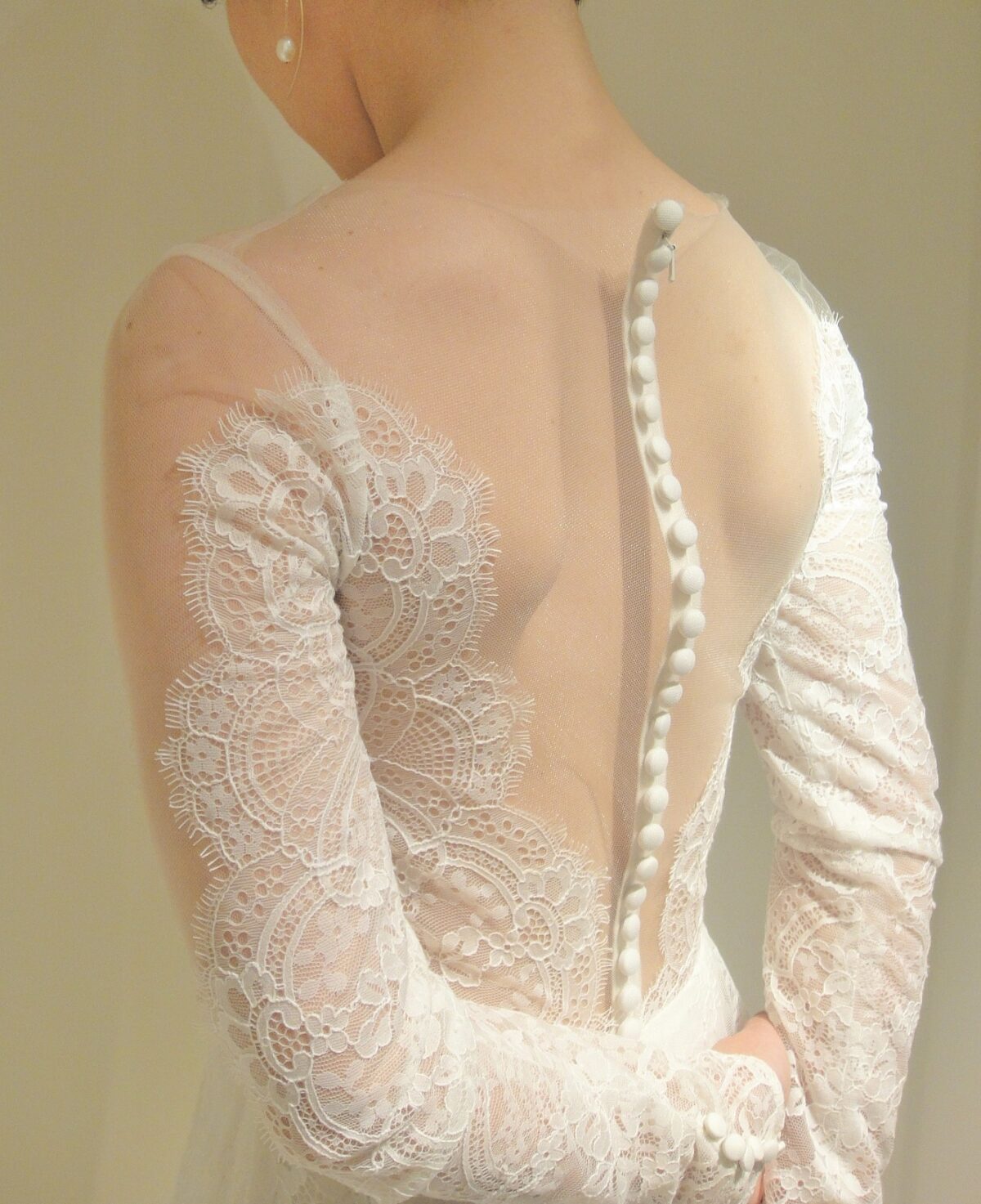 シアースリーブで透け感のあるレンタルウェディングドレスは素肌を綺麗に魅せてくれる一着