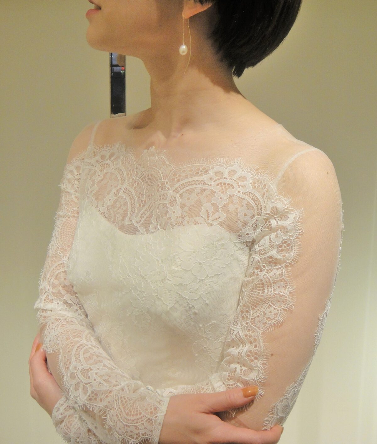 ロングスリーブデザインのレンタルウェディングドレスは横浜みなとみらい周辺の結婚式にぴったり