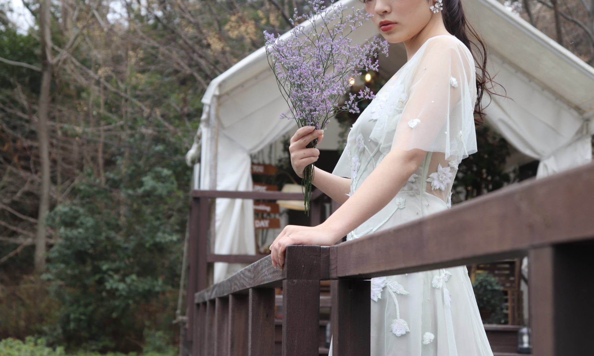 関西のナチュラルな結婚式会場に合うくすみ系の袖付きカラードレス