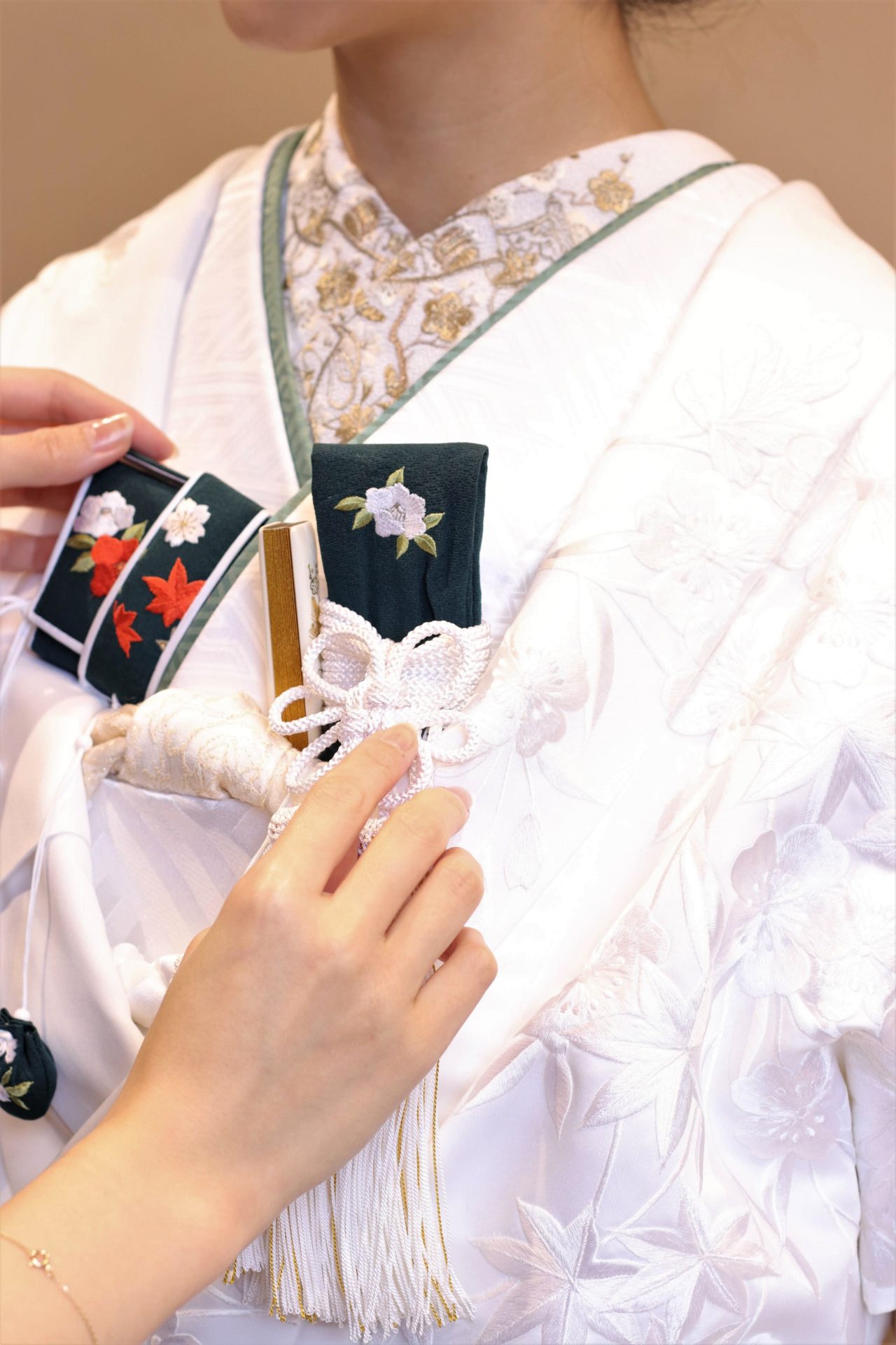少人数の結婚式で更に人気を増している白無垢は合わせる小物によって印象が変わります。