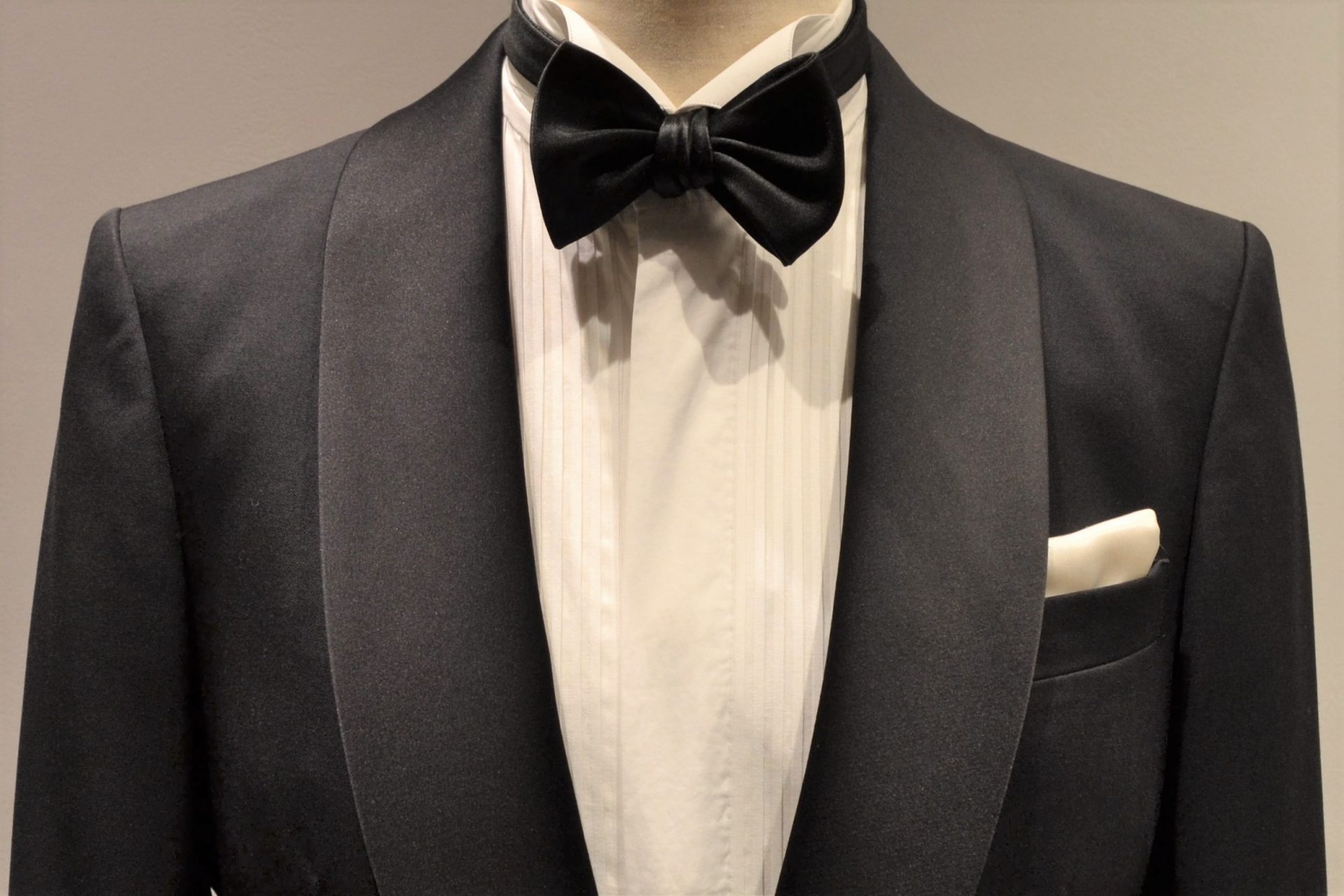 アメリカ発祥の襟型である、ショールカラーはタキシードならではの特別感と柔らかい印象を与えます。