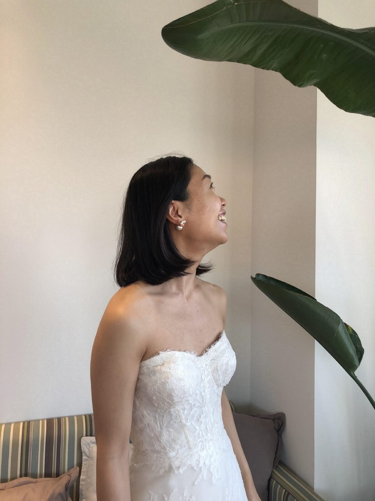 美しいお花のレースが贅沢に全体にあしらわれた純白のレンタルウェディングドレスをまといアシンメトリーなパールのアクセサリーを合わせたお洒落なコーディネート