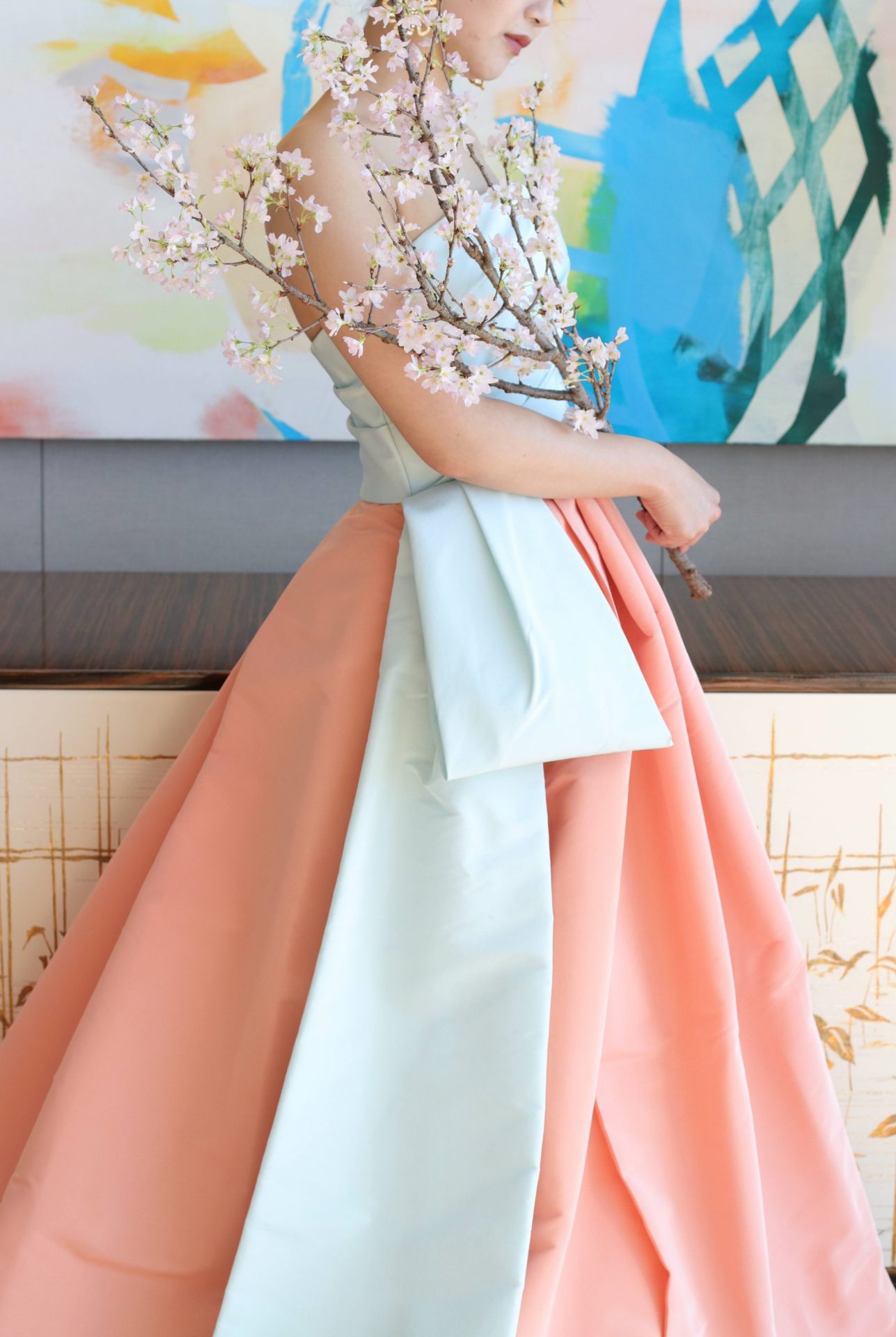 モニークルイリエの新作、ピンクとブルーのパステルカラーのドレスは甘い印象になりがちなため、桜の枝ブーケを合わせることでモダンで気品溢れる雰囲気を演出いたします