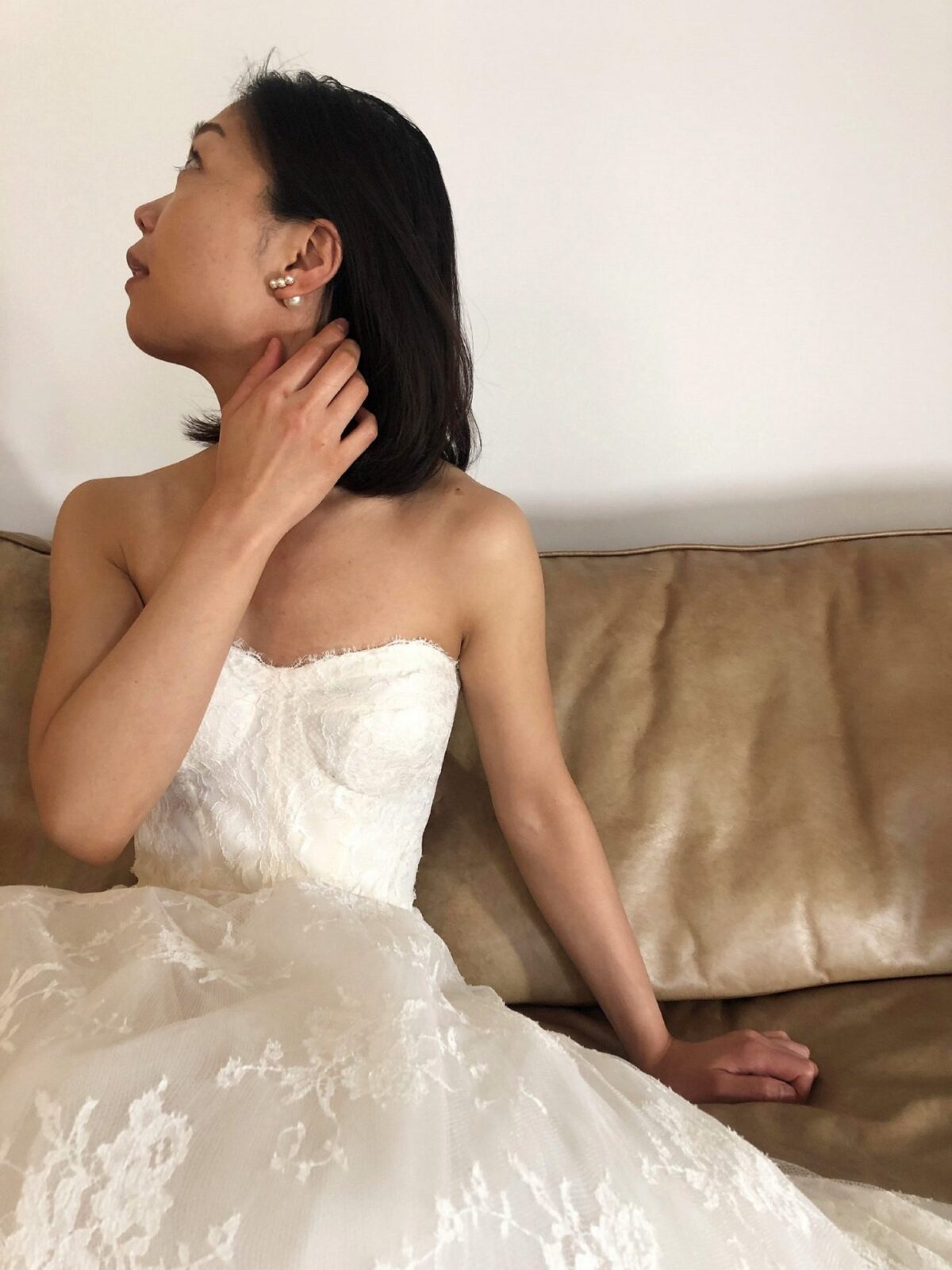 ボブヘアにパールのピアスを合わせれば透け感が美しいレースのレンタルウェディングドレスをどんな会場にもマッチします