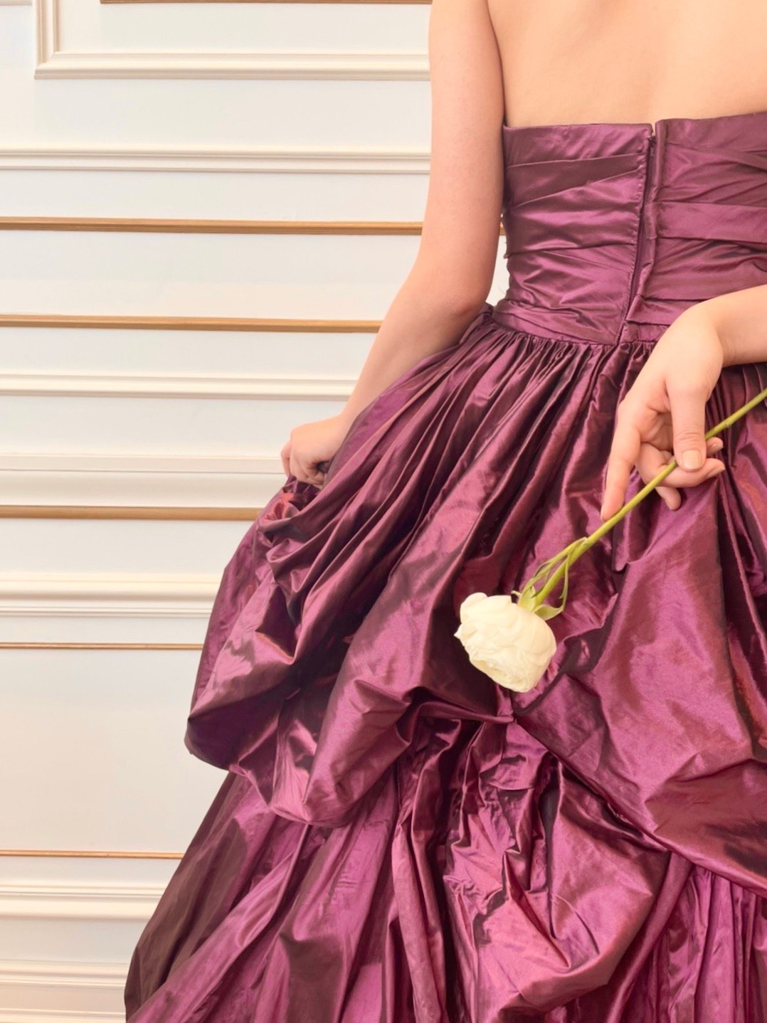パープルのカラードレスを探している方におすすめのリーフフォーブライズのシルクの光沢が華やかなAラインのカラードレス