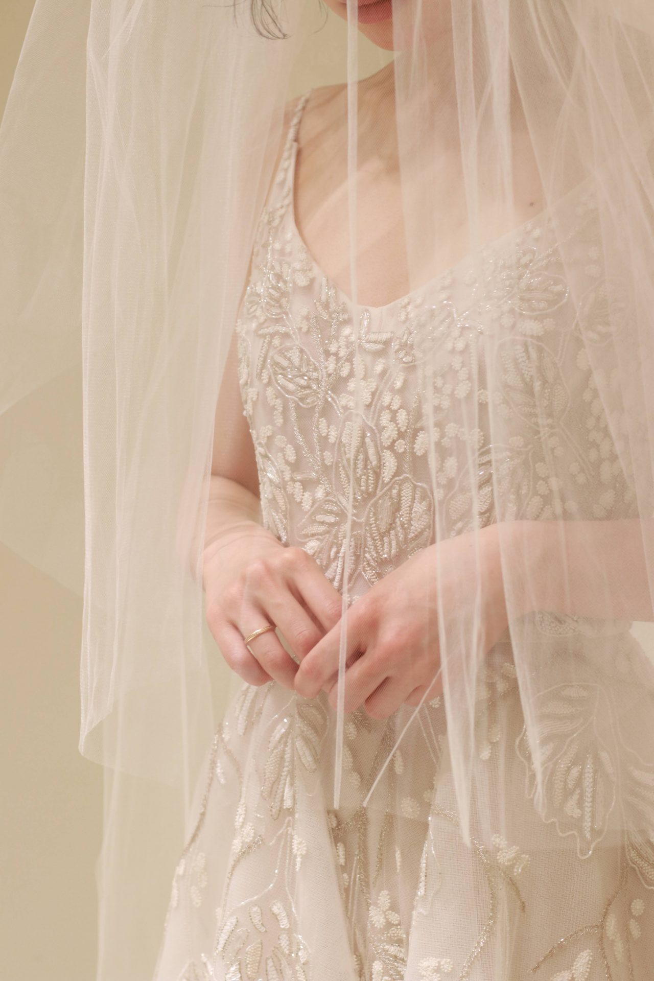 東京の人気結婚式会場、赤坂プリンスクラシックハウスでのご結婚式を予定されている花嫁様におススメの新作ウェディングドレスは、繊細なベールを纏った上からでも存在感を放つ立体的なビーズ刺繍がデコルテを華やかに引き立てます