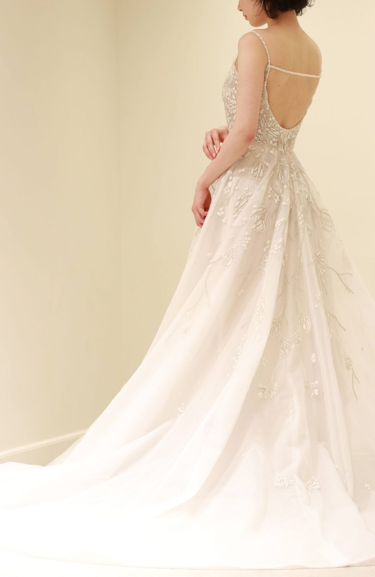 キリスト教式の結婚式をお選びになった花嫁様にお勧めしたいリームアクラのウェディングドレスは、ビジューのキラキラとした輝きと背中の華奢さを引き立てるストラップデザインが魅力的なバックコンシャスなドレスです