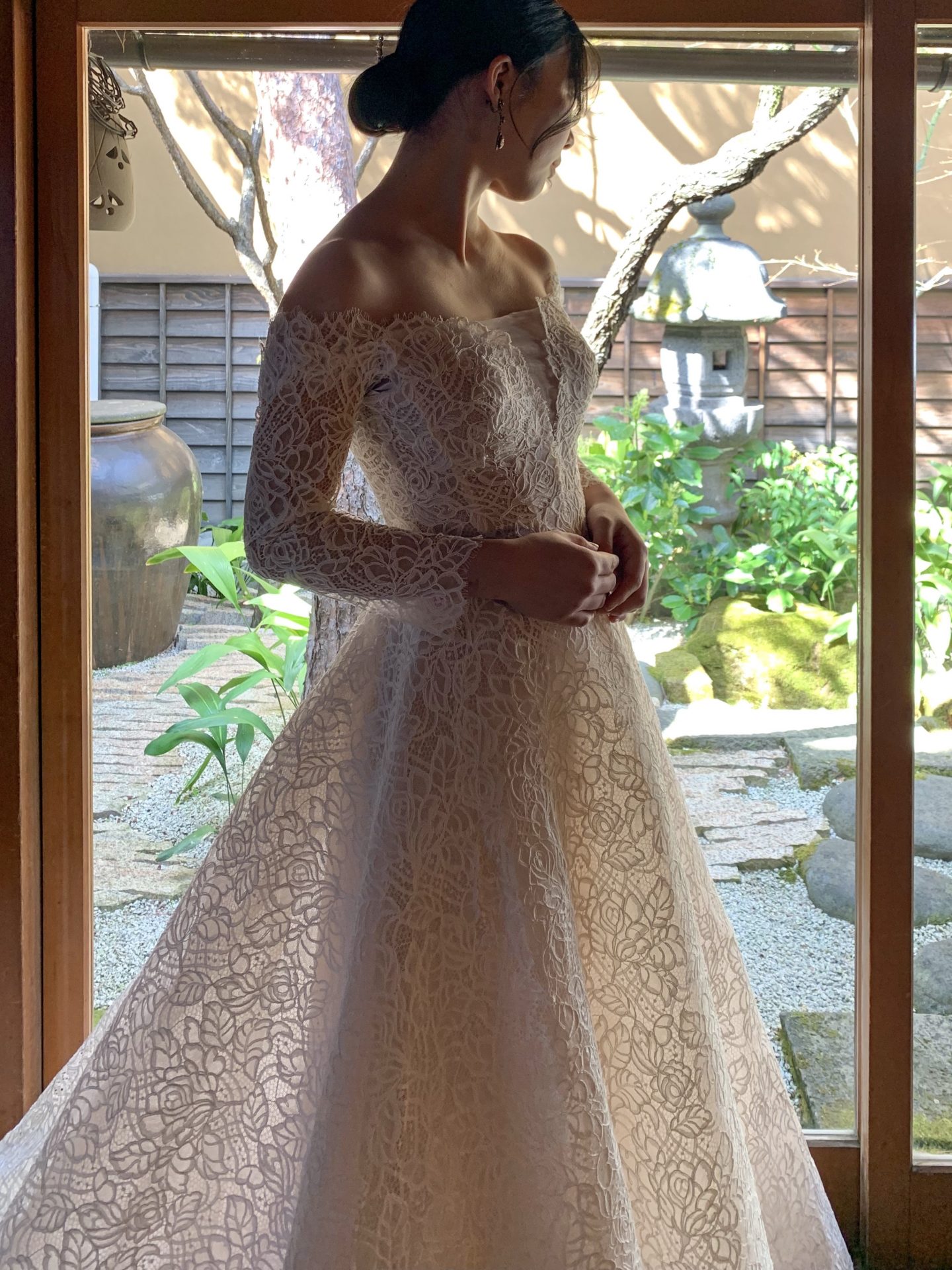 透け感のあるレースのウェディングドレスは花嫁様の透明感を引き出します