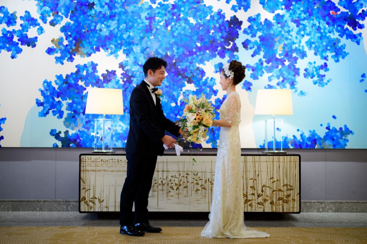 東京丸の内の結婚式会場、パレスホテル東京の人気披露宴会場である葵西のアート前でファーストミートを行うお二人のご様子