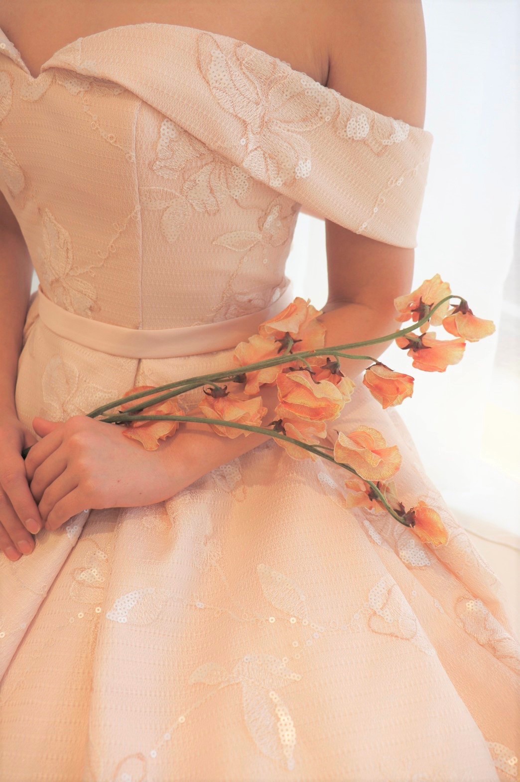 グリーン溢れる会場でアットホームでナチュラルなパーティーがイメージの花嫁におすすめのザトリートドレッシング名古屋店にて人気の淡いピンクのカラードレス
