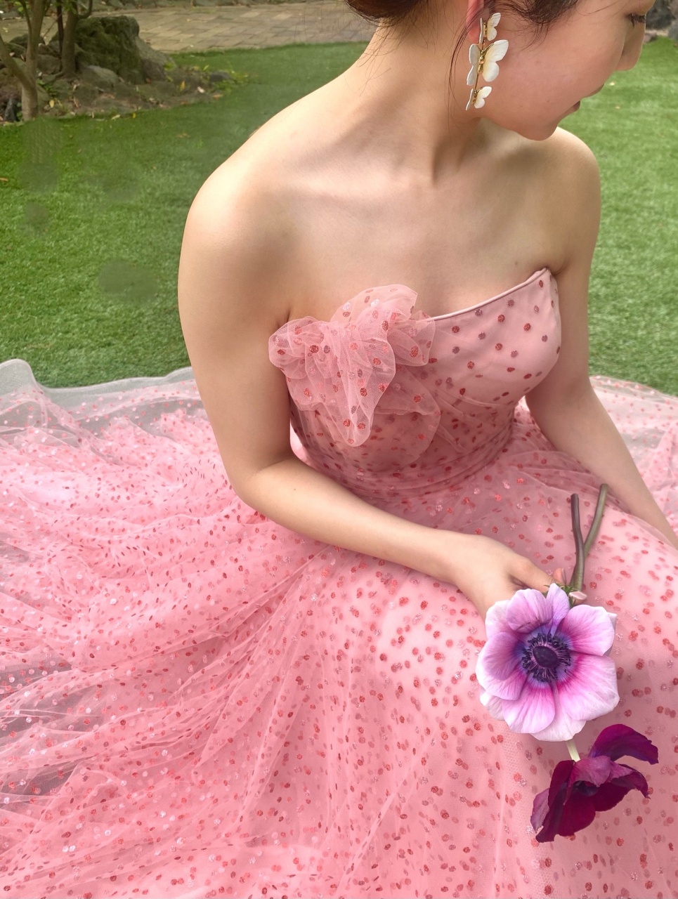 柔らかなチュールとほのかに輝くビーディングのピンクがフェミニンなジェニー･パッカムのカラードレス