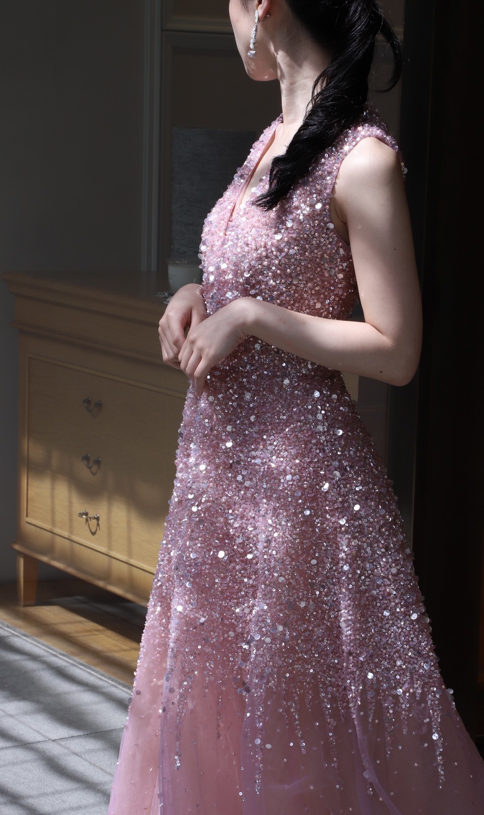 宝石を散りばめたように繊細な輝きを放ちピンクの愛らしい印象でお召しいただける一着はジェニーパッカムのレンタルカラードレスです