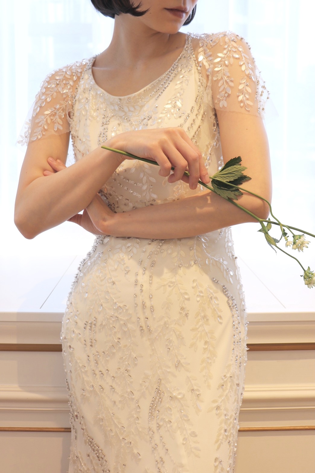ジェニーパッカムのスレンダーウェディングドレスはトリートドレッシングのおしゃれ花嫁に人気のデザインです。
