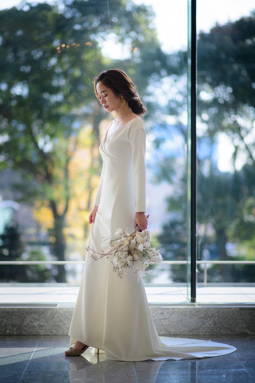 シンプルでモダンなスレンダーラインのウェディングドレスはご自身らしさを表現するこだわるがあるおしゃれ花嫁に人気です。