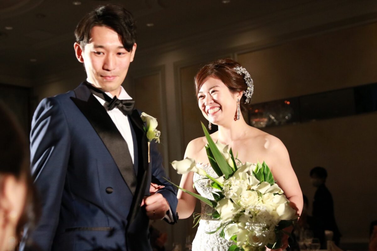 女性心をくすぐる美しいお花のレースが贅沢に全体にあしらわれた真っ白なレンタルウェディングドレスをまとい、大振りのアクセサリーをあわせると自然と笑みがこぼれるお洒落なコーディネートが出来上がります