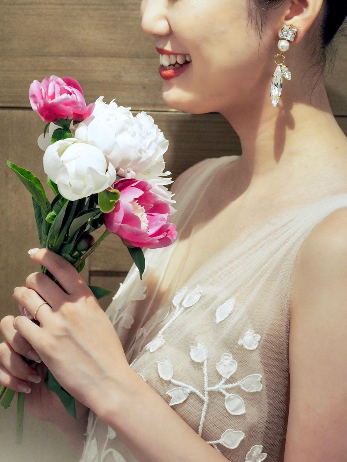 トリート神戸店に入荷したオスカーデラレンタのリーフモチーフの刺繍が印象的なチュールのＡラインの新作ウェディングドレス