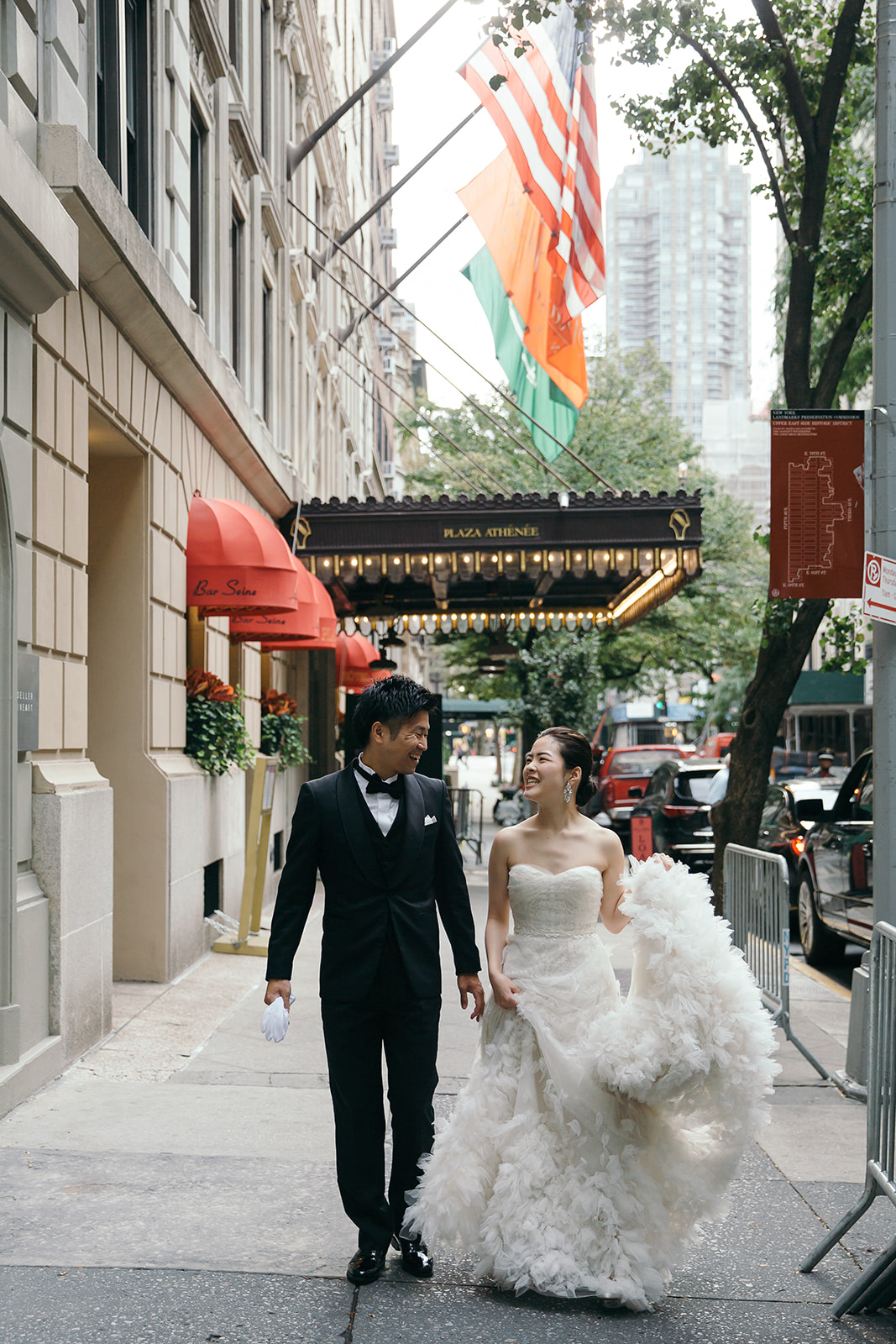 ニューヨークでの前撮り・フォトウェディングでTHE TREAT DRESSING（ザ トリート ドレッシング）の海外専用レンタルウェディングドレスとタキシードを着て階段で向かい合っているお２人。