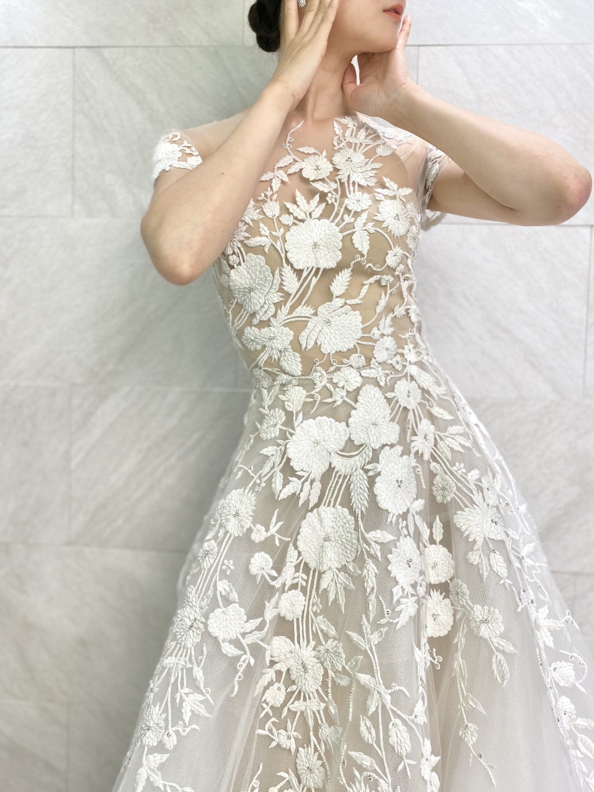 ザトリートドレッシングアディション店に入荷したリームアクラの新作ウェディングドレスは、フラワー刺繍が美しいAラインのドレス