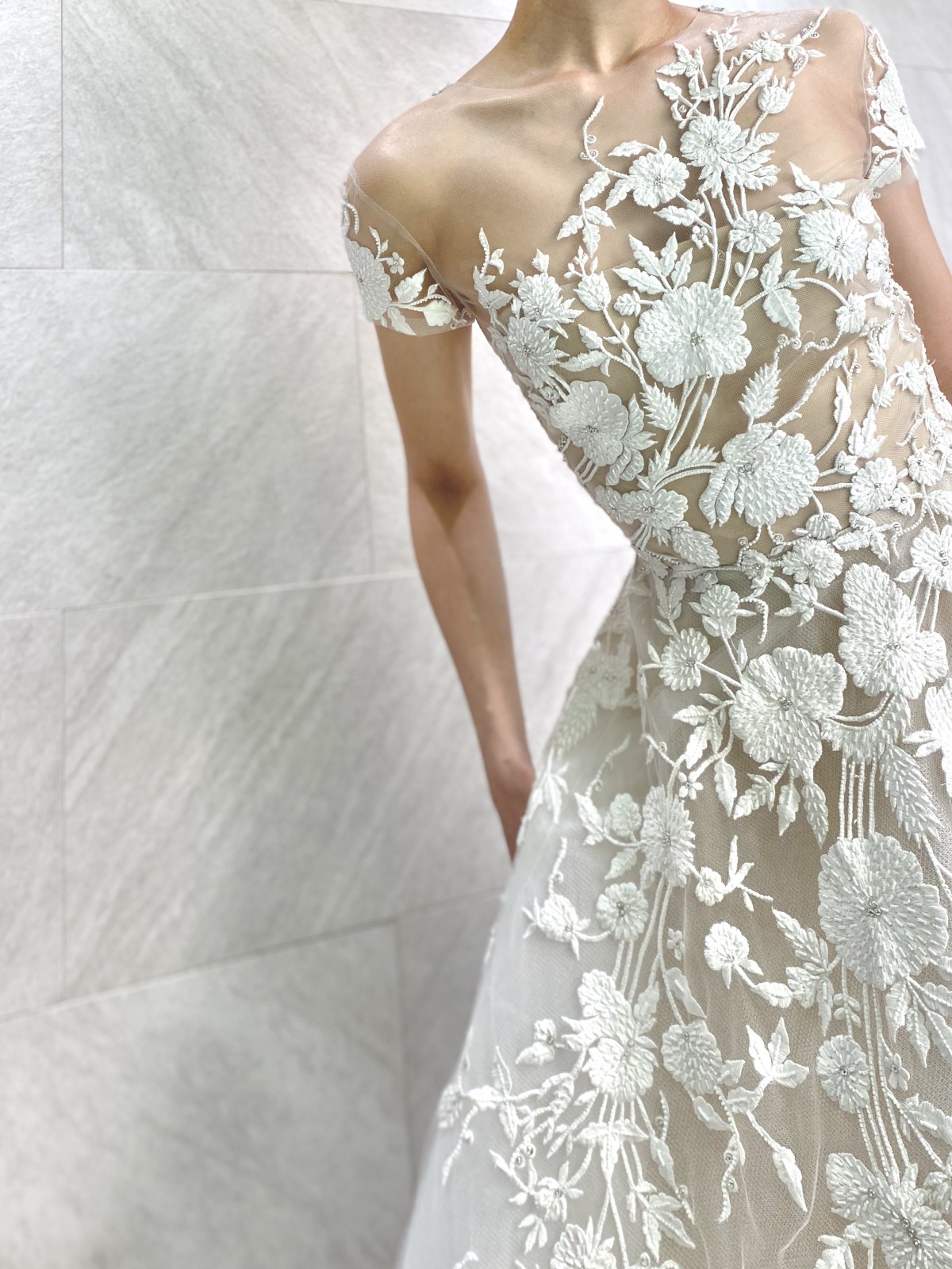 リームアクラの新作ウェディングドレスは、フラワーの刺繍とキラキラビジューが綺麗なAラインシルエットのドレス。