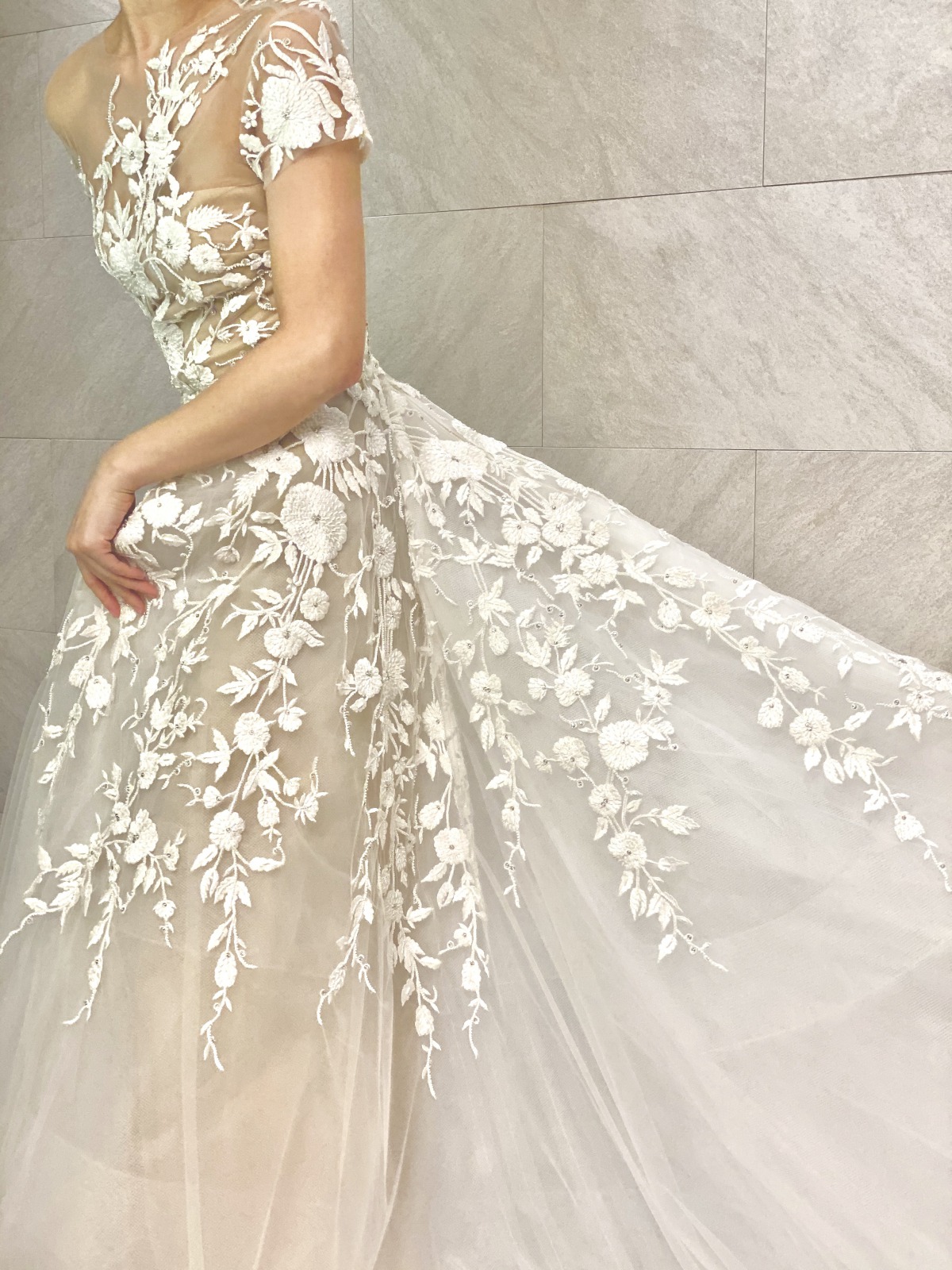 透明感が美しいリームアクラのウェディングドレスのスカート部分。