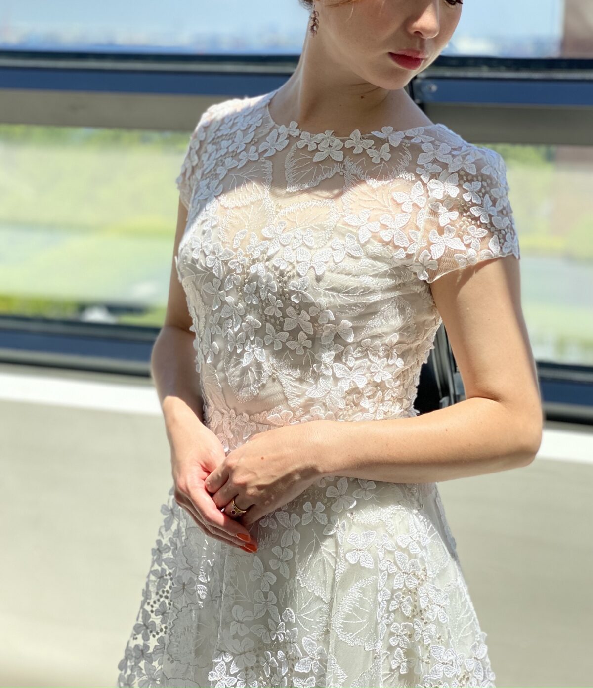 チュールに花柄の刺繍がフェミニンなウェディングドレスは披露宴でのお色直しにもおすすめ