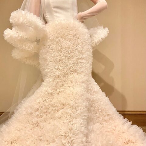 ブライダルシーンのために手掛けられたホワイトのみで施された幸福感漂うトモ コイズミ フォー トリート メゾンのウェディングドレス