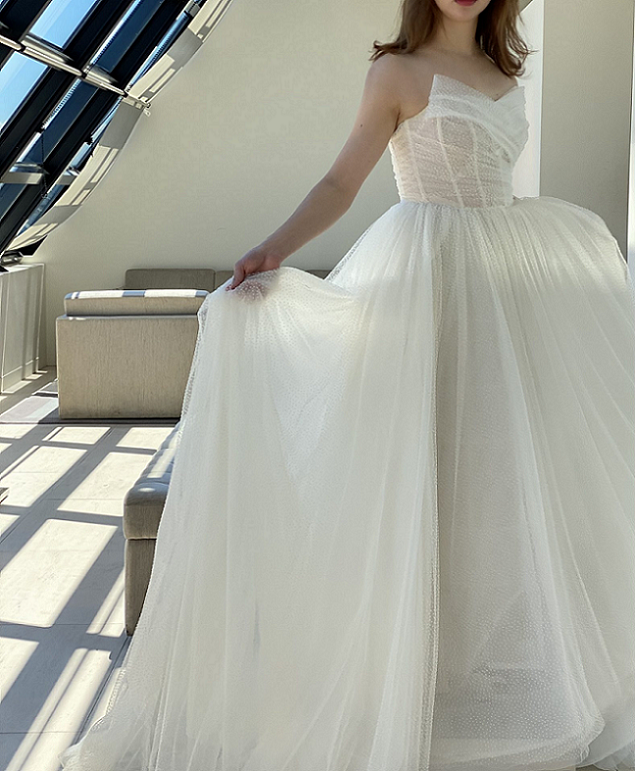 横浜みなとみらいの結婚式場にぴったりなふんわり広がるドットチュールのウェディングドレス