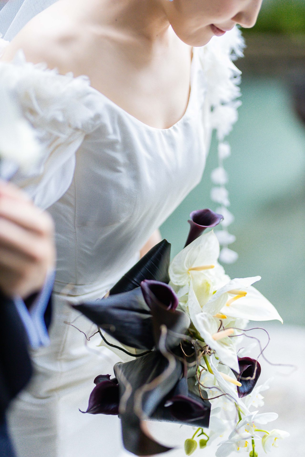 マルケーザのアイキャッチーなパフスリーブのウェディングドレスをタイムレスかつファッショナブルにコーディネートされた花嫁様