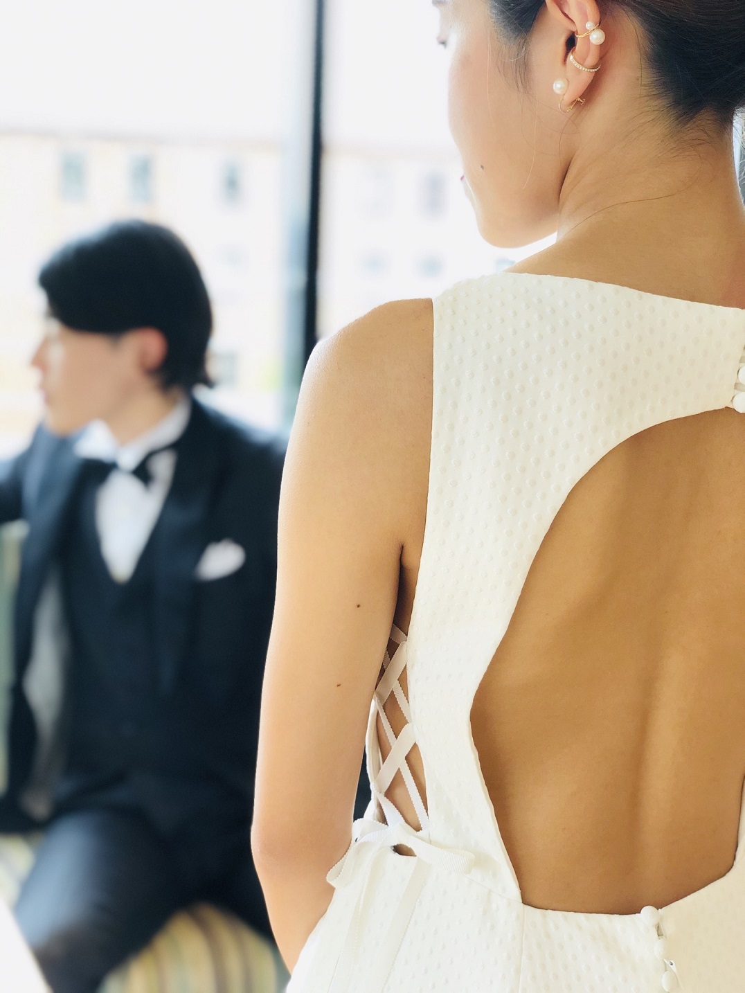 バーニーズニューヨーク横浜店らしい個性の光るレラローズのレンタルウェディングドレスにはイヤーカフを重ねて