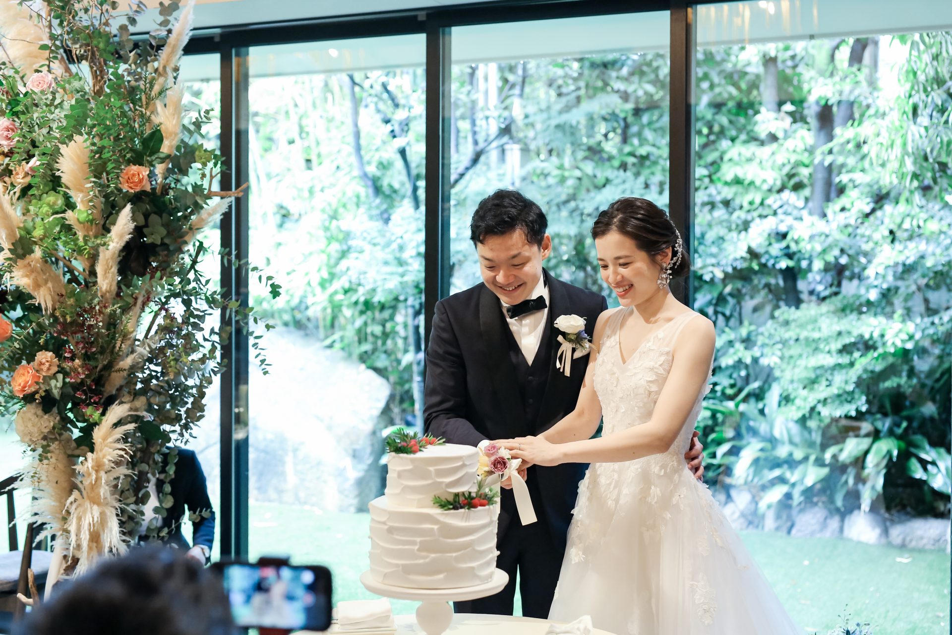 結婚式のウェディングケーキは２段のシンプルなデザインにしてオシャレな印象に