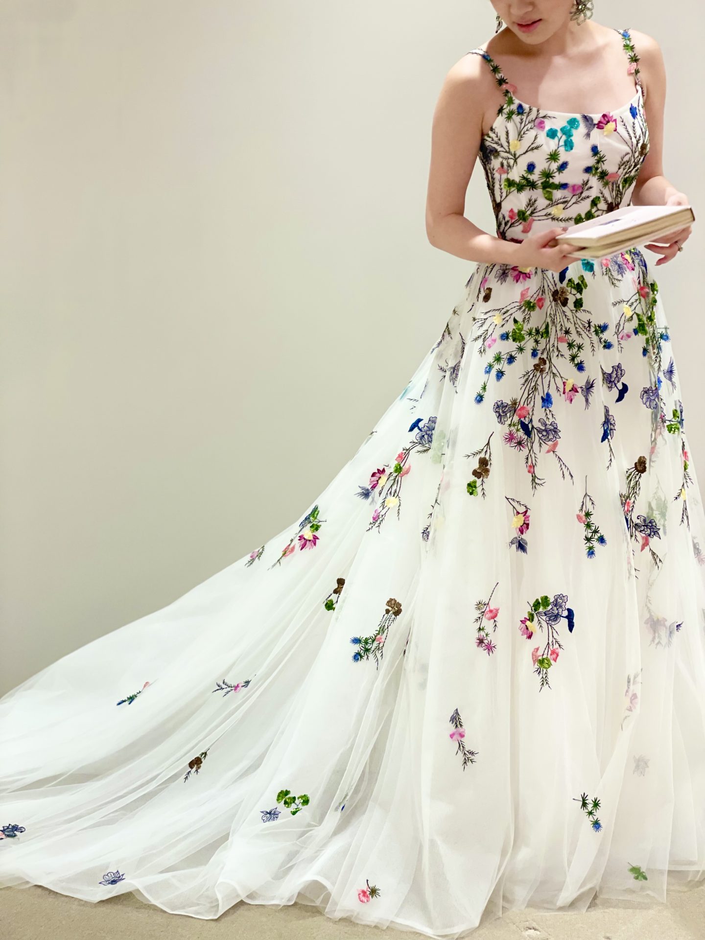 大阪の結婚式場におすすめのモニーク ルイリエの刺繍が綺麗なカラードレスで叶えるおしゃれなお色直しスタイル