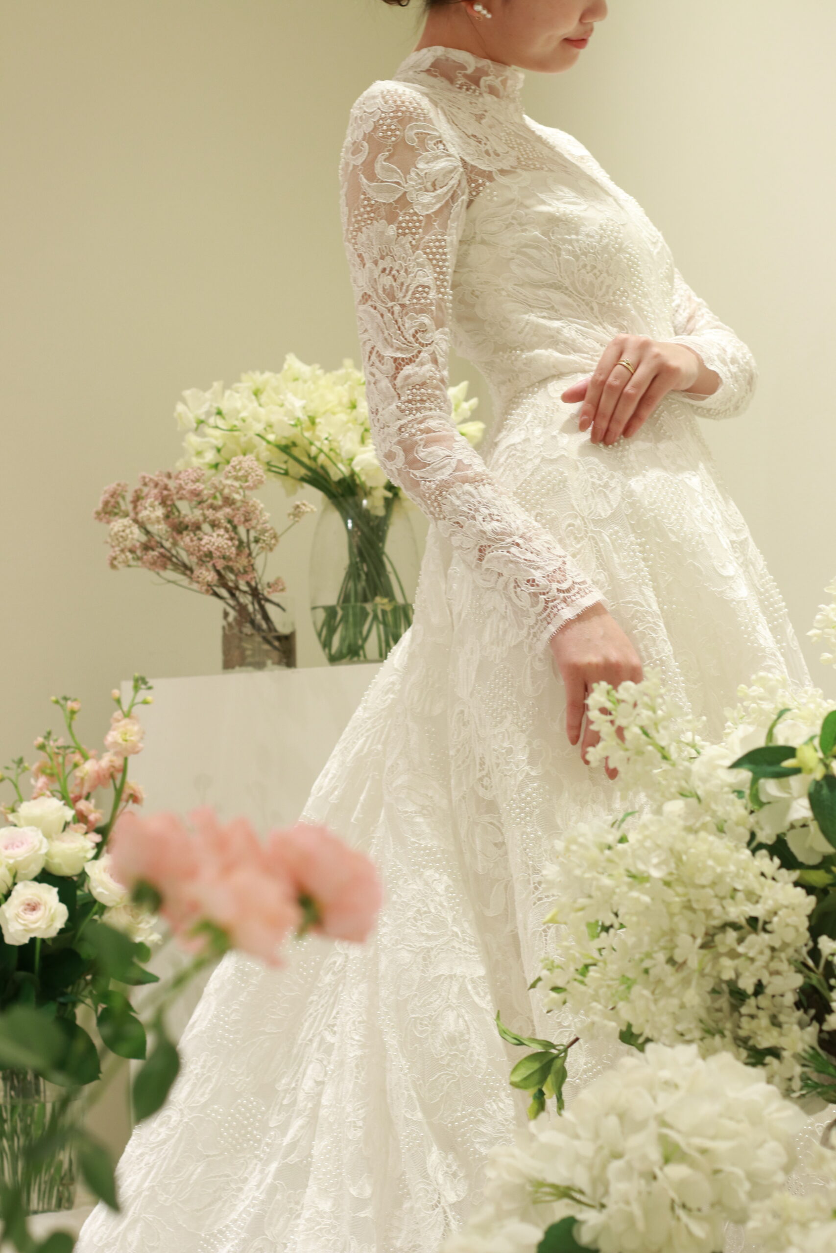 ロングスリーブ、Aラインのリームアクラのウェディングドレスは春のお式にぴったりのチューリップがデザインされ、花嫁が光を浴びるとふわっとそのデザインが浮かび上がります