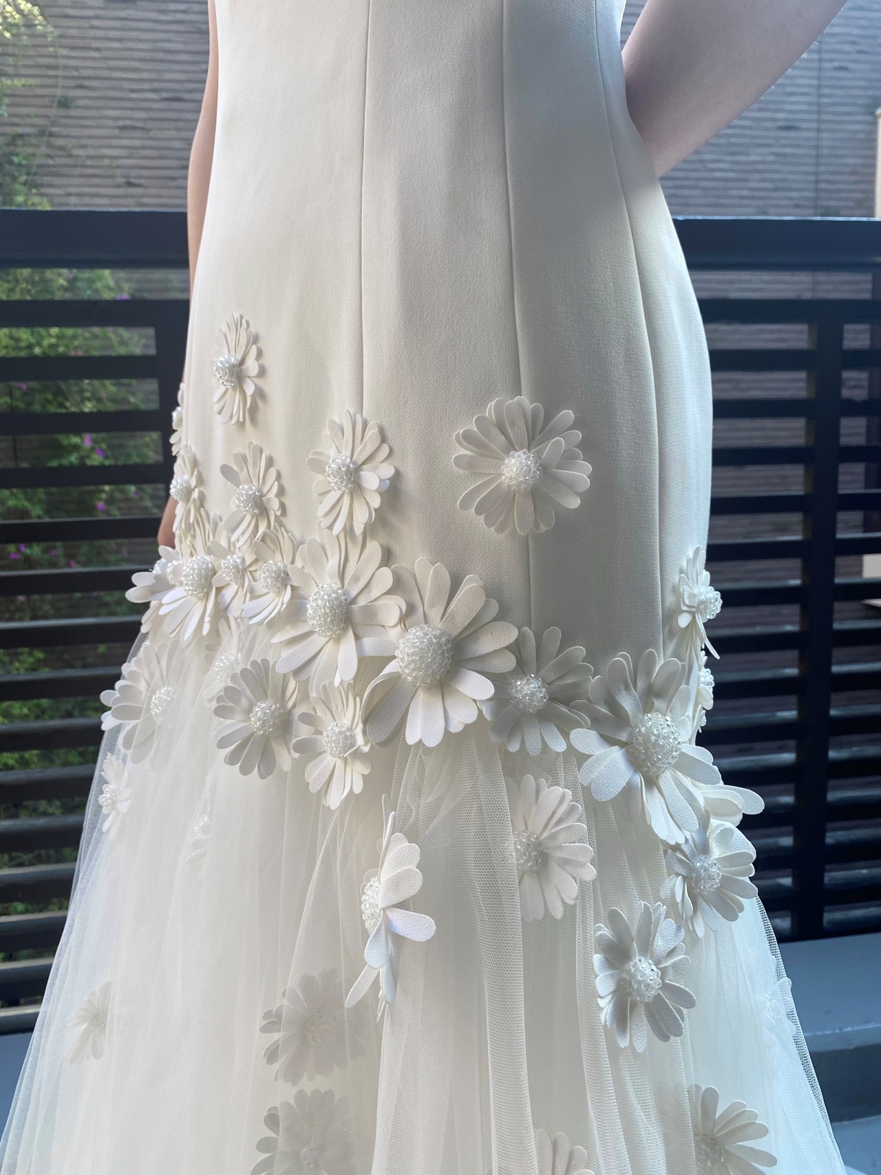 フラワーモチーフが可愛いチュールのマーメイドシルエットのレンタルウェディングドレス