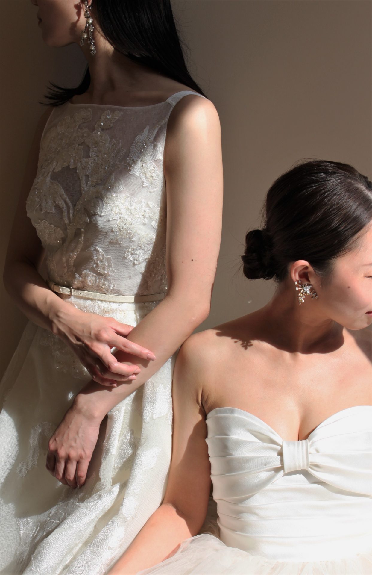 プレ花嫁様にお勧めしたい刺繍が美しいAラインドレスと光沢感の素材が上品なボリューム・プリンセスラインのウェディングドレス