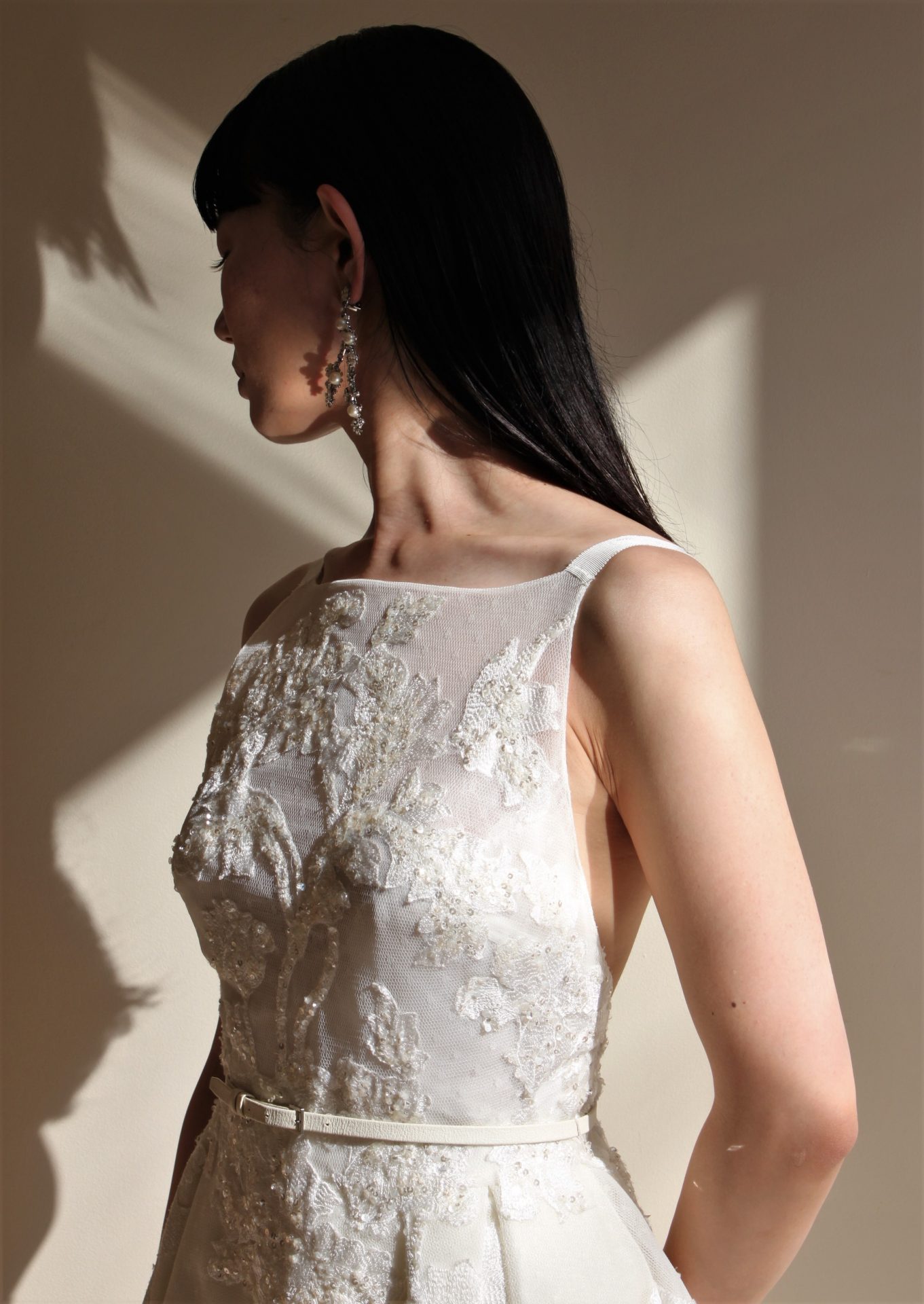 モードかつモダンな印象を持つエリーサーブブライドのウェディングドレスはキラキラと美しい輝きを放つ刺繍が印象的でかわいい一着