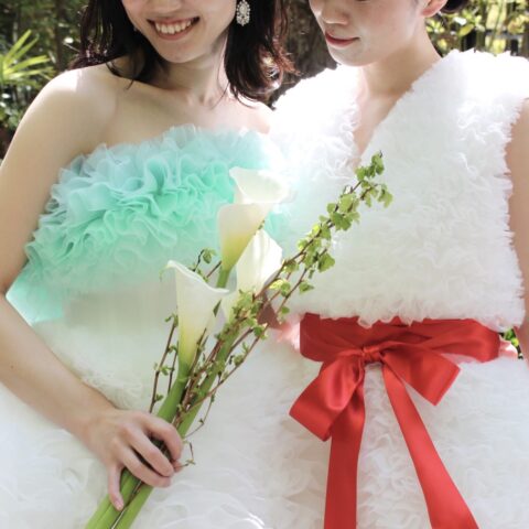 トリートドレッシング京都店にてお取り扱いをしているTOMO KOIZUMIのドレス。カラーのお花と枝葉を合わせた和婚にも合いそうなモダンなスタイル