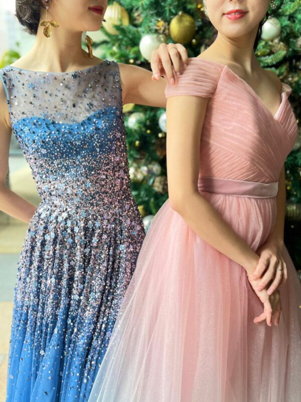 THE TREAT DRESSING (ザトリートドレッシング)にて取り扱っているJenny Packham(ジェニーパッカム)のブルーとピンクのカラードレスのご紹介