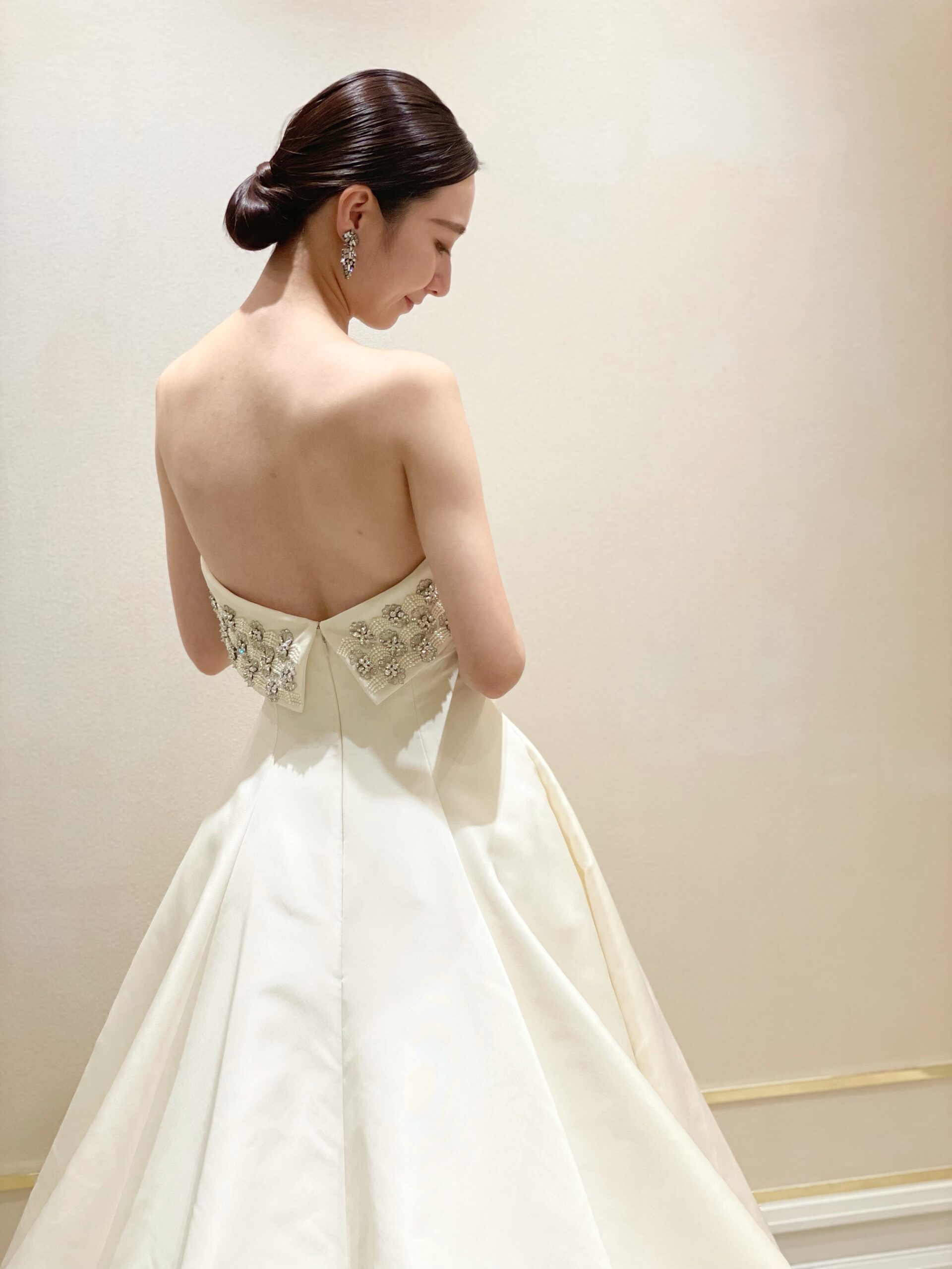 大阪の結婚式会場におすすめのトリートドレッシングで取り扱いをしているシルクファイユのシンプルなウェディングドレス