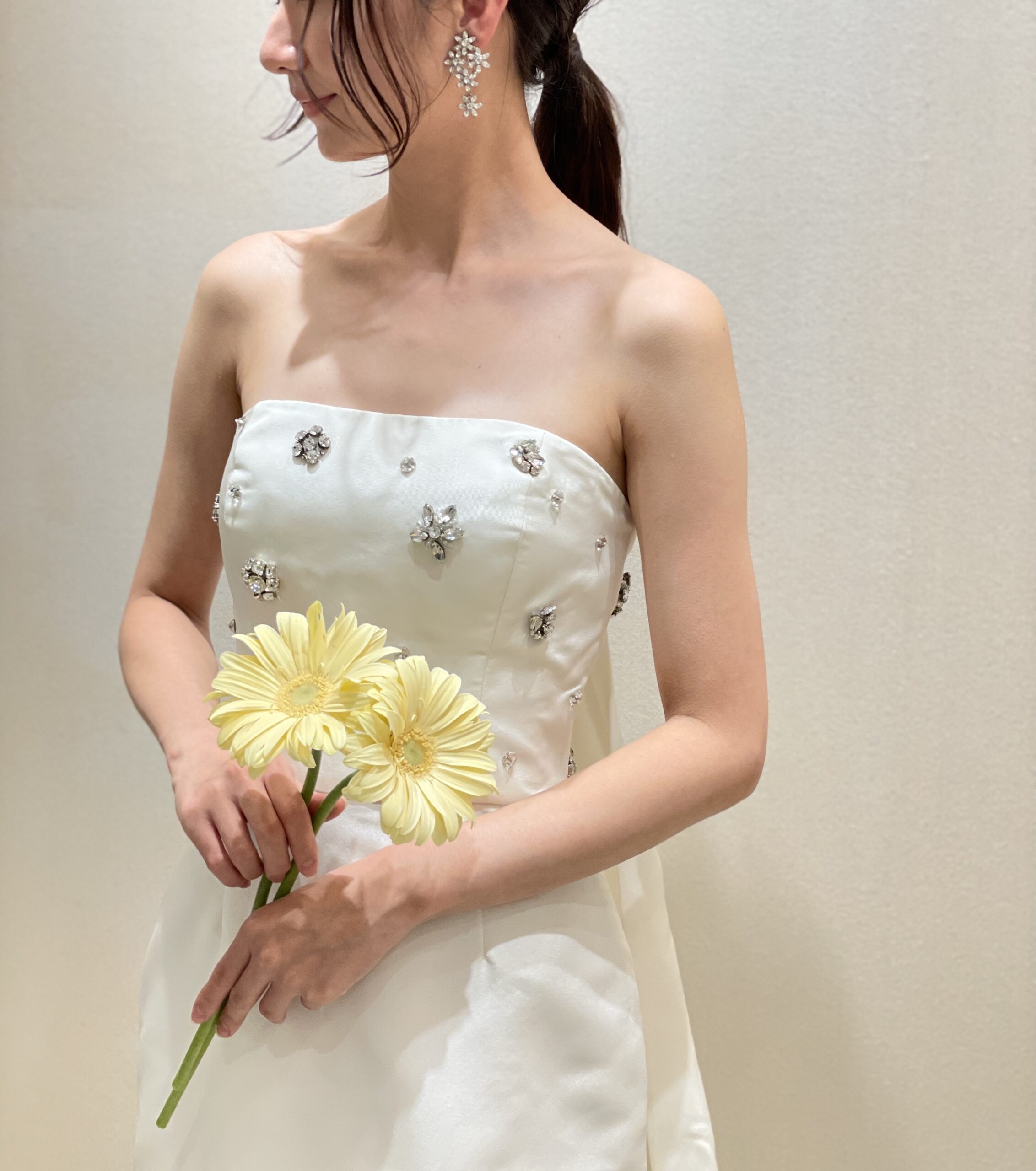 関西のナチュラルな結婚式会場におすすめしたいスレンダーラインが美しいシンプルなウェディングドレス