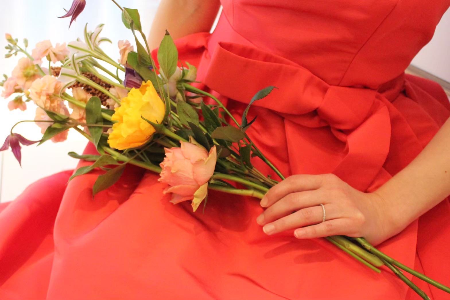 THE TREAT DRESSING名古屋店からおすすめのモニークルイリエのオレンジのカラードレスに合わせたコーディネート