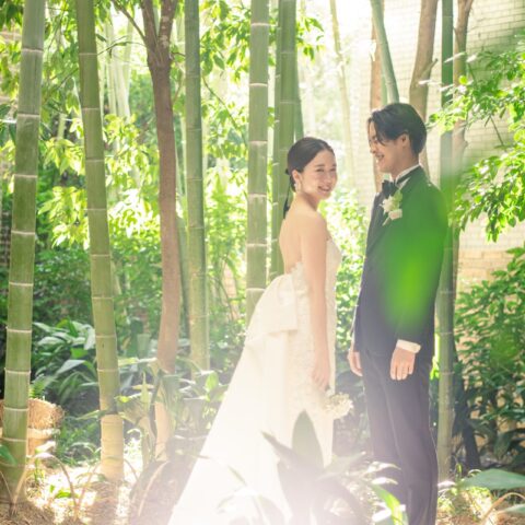 京都エリアでご結婚式をお考えのプレ花嫁様におすすめしたい竹林の中庭に映えるスレンダーラインのウェディングドレス
