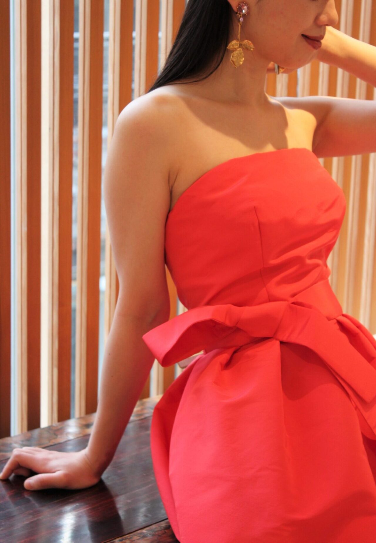 トリート京都店に入荷したモニークルイリエのシルクファイユ素材の赤のカラードレス