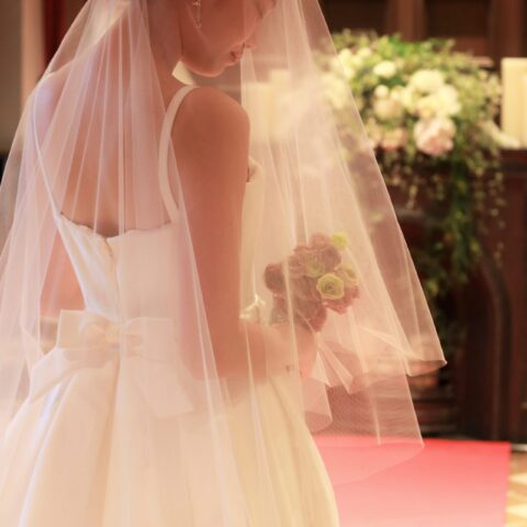 赤坂プリンスクラシックハウスのチャペルは重厚感のある赤絨毯が特徴で、窓からは柔らかな自然光によって花嫁はより幻想的に演出します
