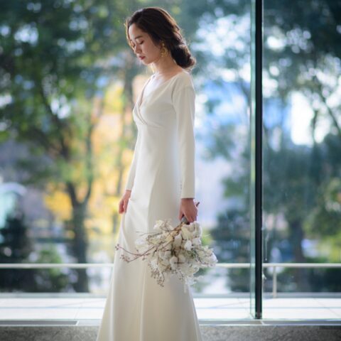 パレスホテル東京でこだわりの結婚式を叶えられたご新婦様のアムサーラのシンプルスレンダーラインのウェディングドレス