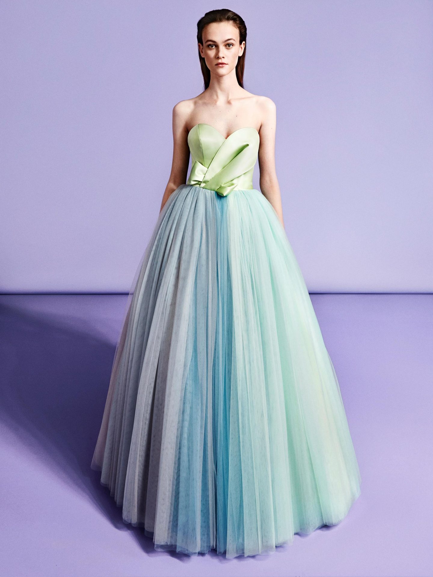 ライトグリーンを中心に絶妙なニュアンスカラーで配色されたスカートが目を惹くアイキャッチーカラードレス