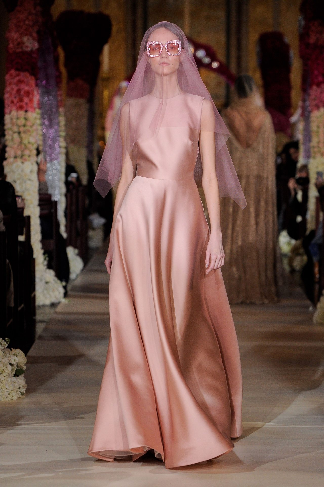 上品なモーブピンクのカラーリングと、纏う花嫁様を凛と見せる潔いシンプルさが魅力のカラードレス。