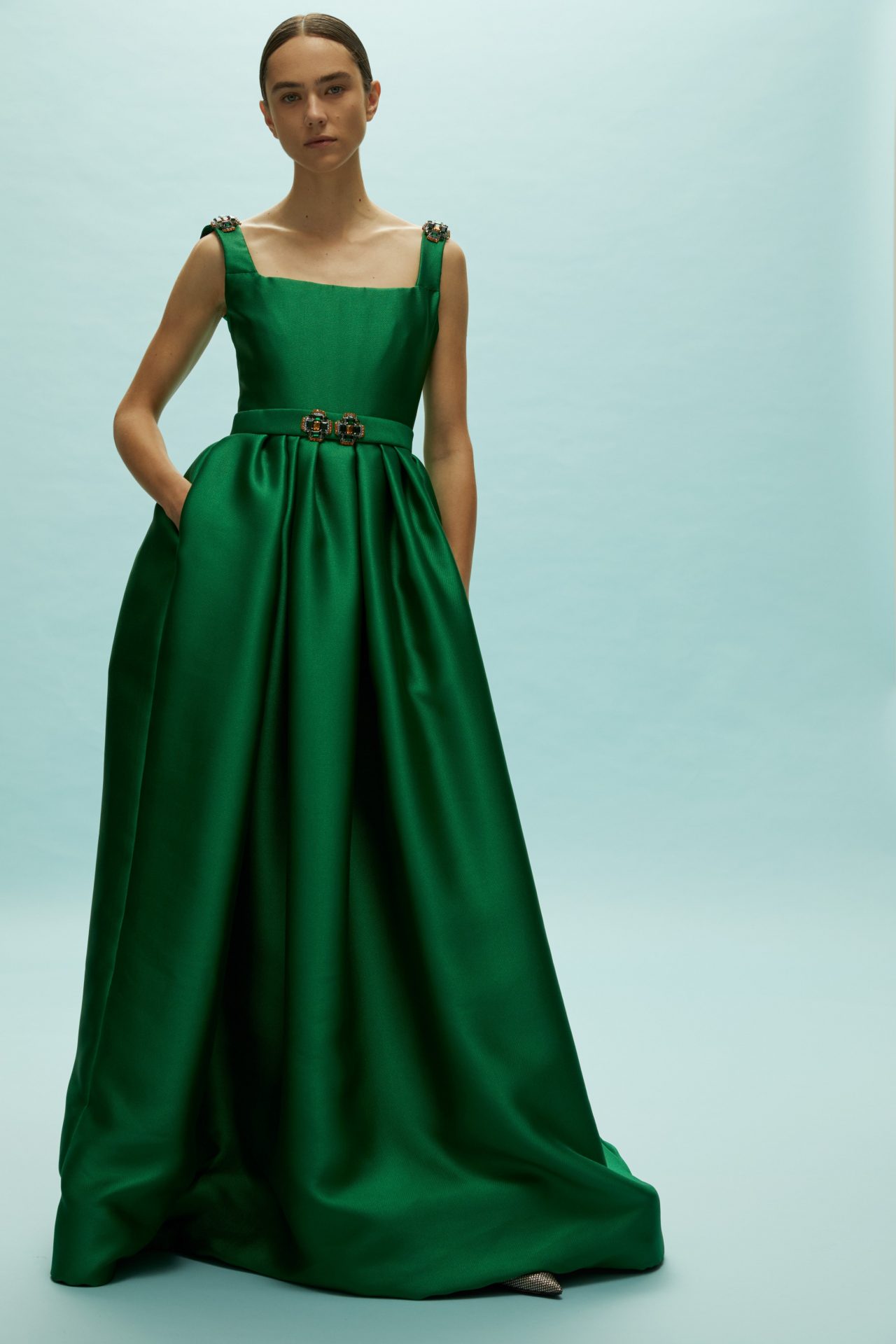 深みのあるグリーンのスクエアカットが特徴的なリームアクラのカラードレス