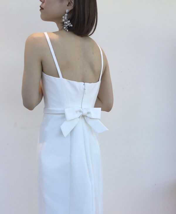 シンプルなウェディングドレスのバックスタイルに映える可愛らしいリボン