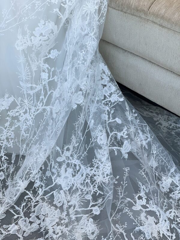 レース刺繍が美しいAラインのレンタルウェディングドレスを可愛く着こなして